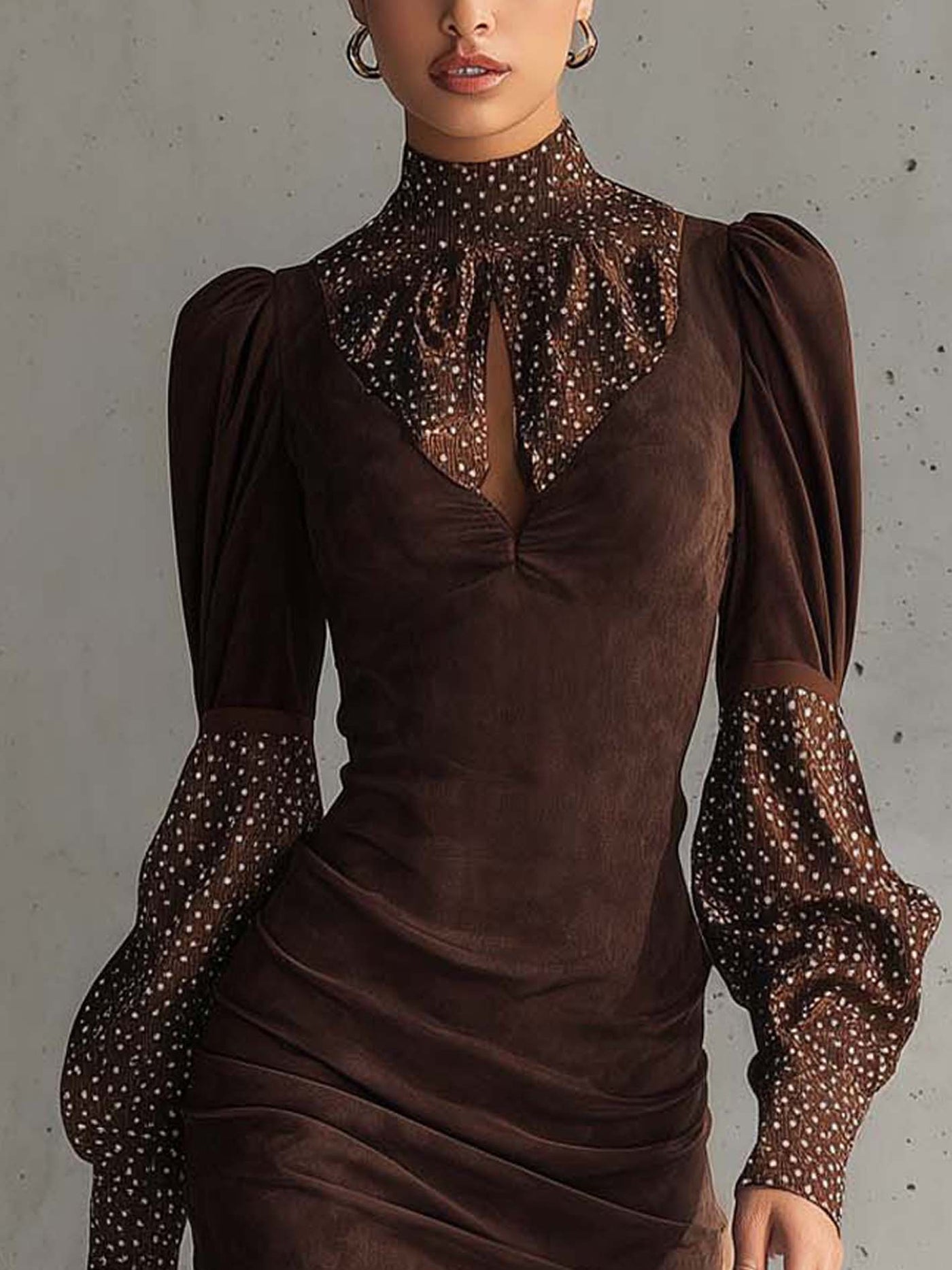 Vestido ajustado marrón de ante sintético con lunares de satén