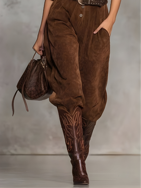 Mono marrón de ante con solapa y botones (incluye cinturón)